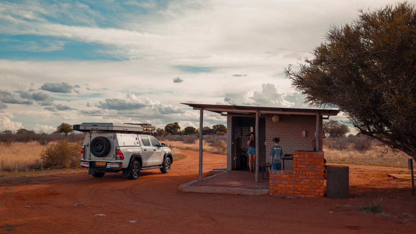 Anib Kalahari Lodge – Stellplatz in der Kalahari