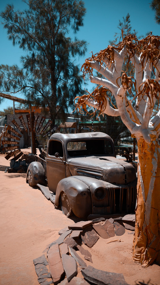 Canyon Roadhouse / Farm Yard mit Auto-Wracks