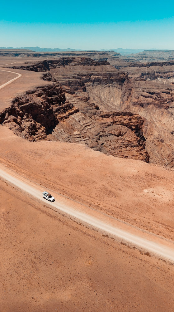 Geisterschlucht mit dem historischen Fluchtauto und seinen Einschusslöchern