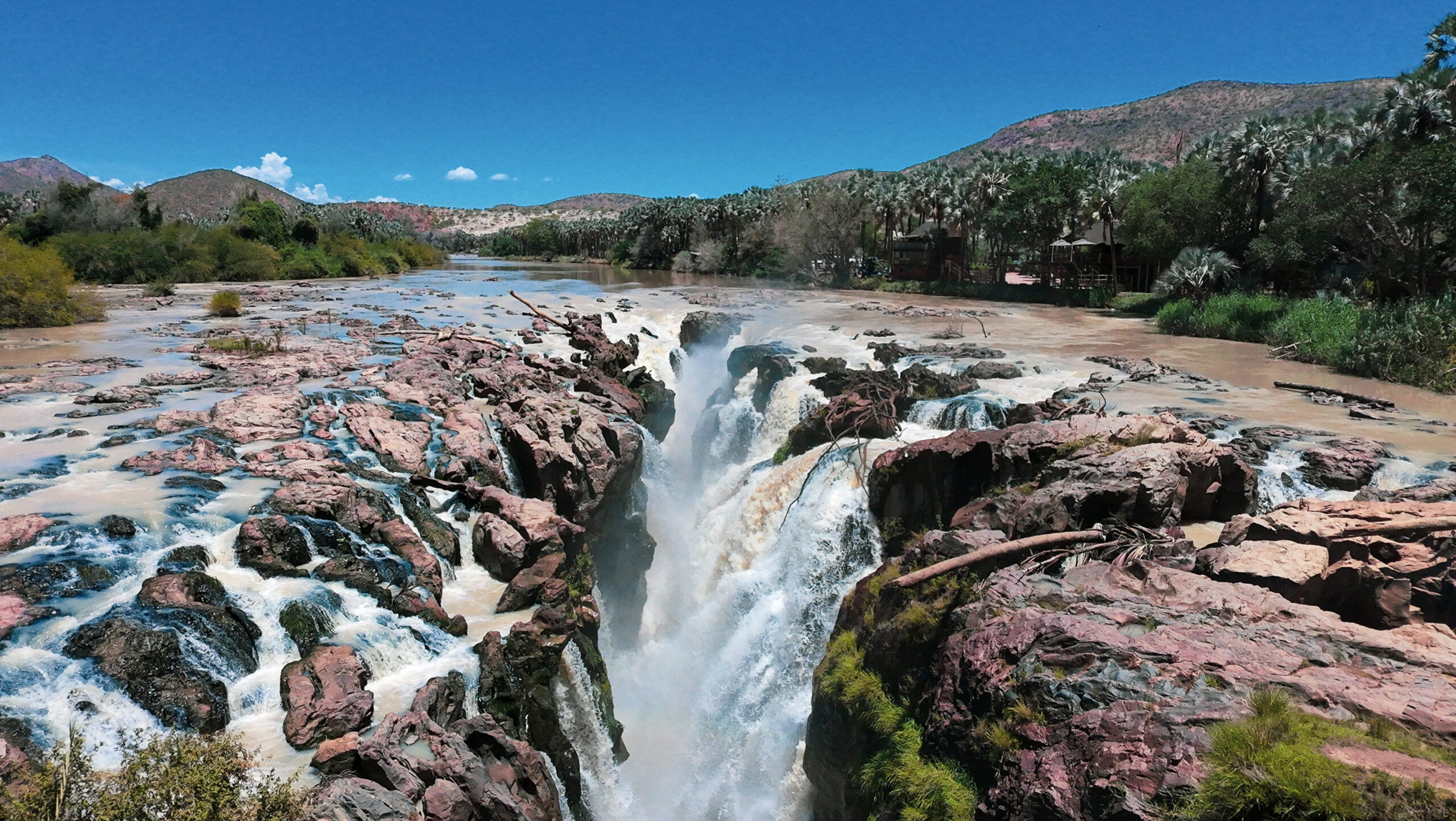 Epupa Falls von oben – Luftaufnahme der Wasserfälle am Kunene-Fluss