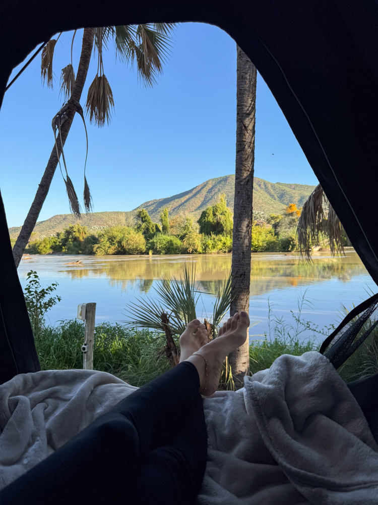 Pistenfahrt am Kunene-Fluss mit Blick nach Angola